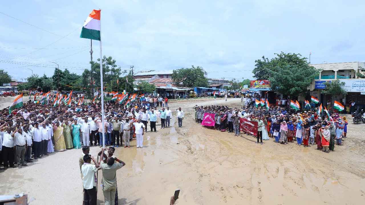 సామూహిక గీతాలాపన.. జాతీయ స్ఫూర్తి ప్రదర్శన