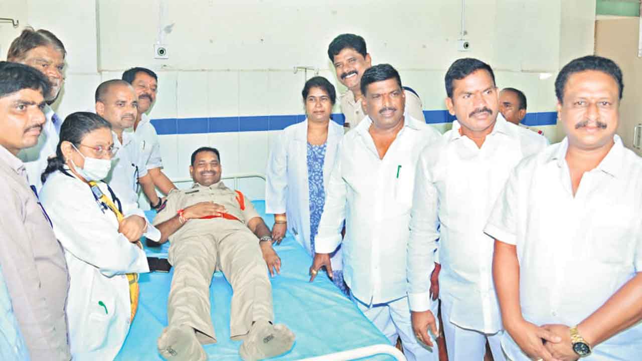 రక్తమిచ్చి స్ఫూర్తినింపి..