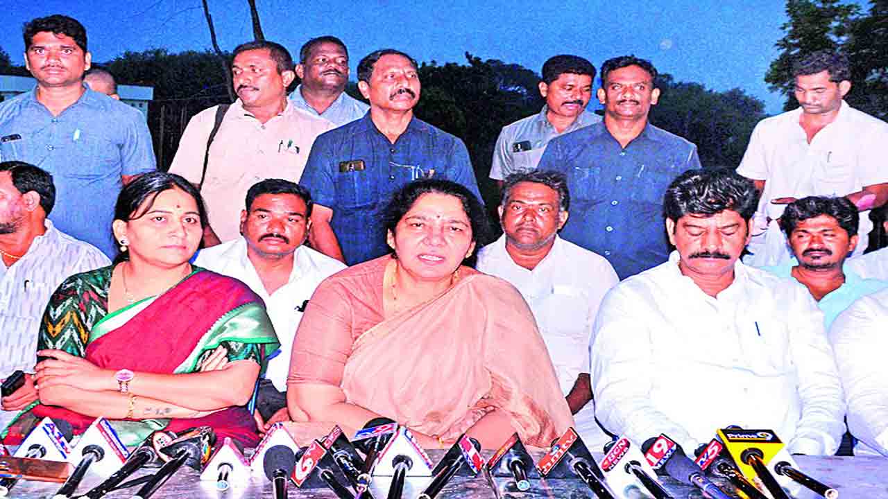 మోకాళ్ల యాత్ర చేసినా నమ్మరు?