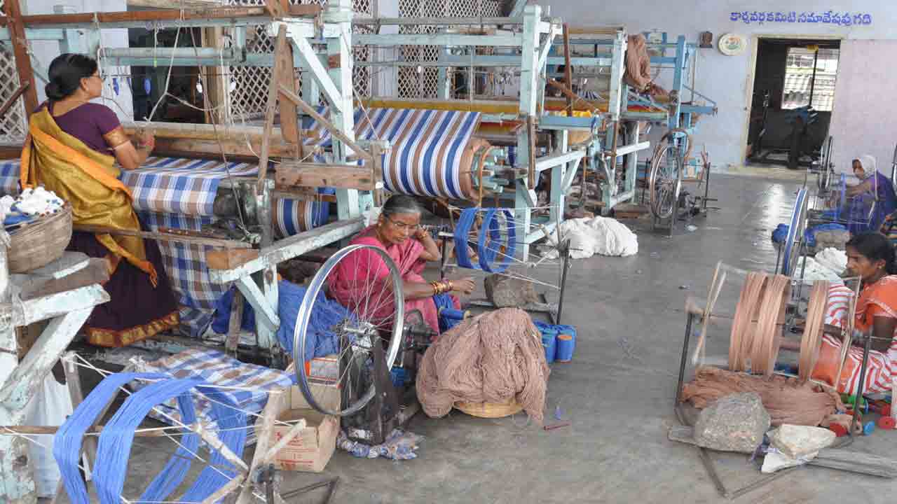 నేతన్నకు బీమా.. చేనేతకు ధీమా