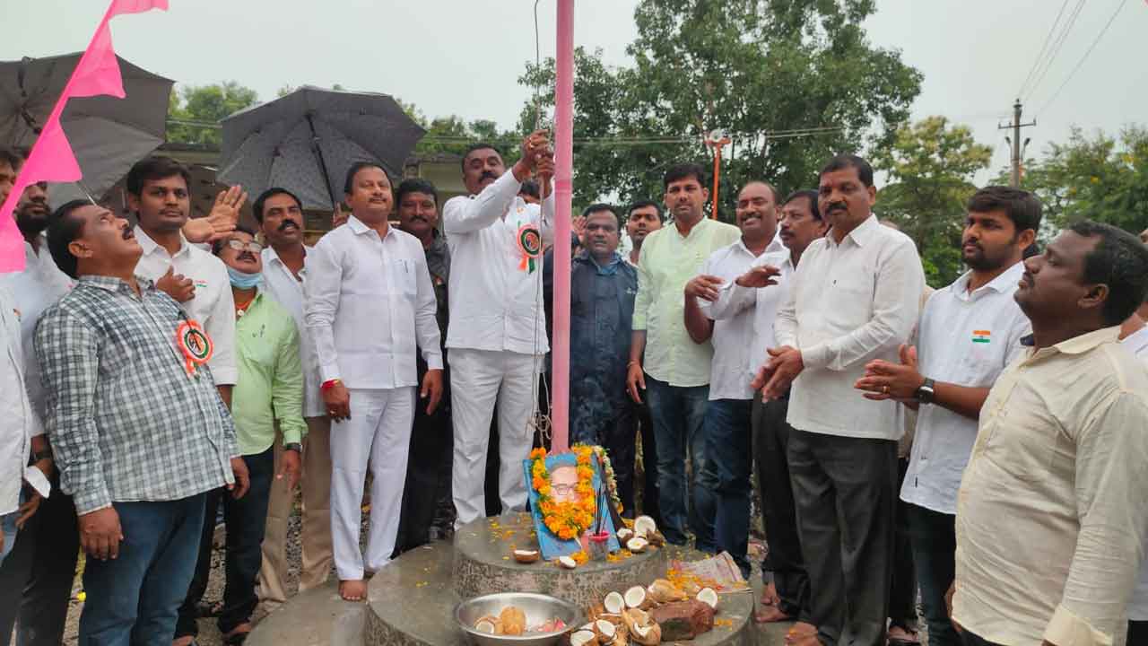 న్రల్లనేలపై తివర్ణ పతాక రెపరెపలు