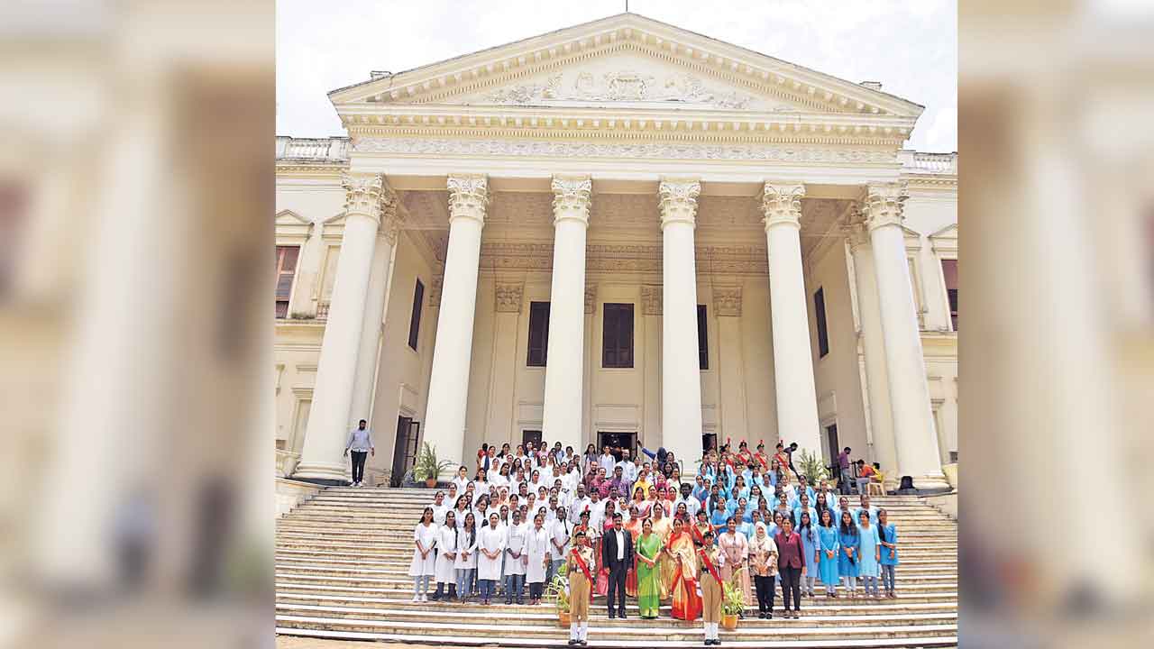 విద్యార్థినులు అన్ని రంగాల్లో రాణించాలి