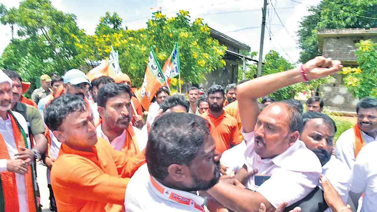 టీఆర్‌ఎస్‌ కార్యకర్తపై బీజేపీ దౌర్జన్యం