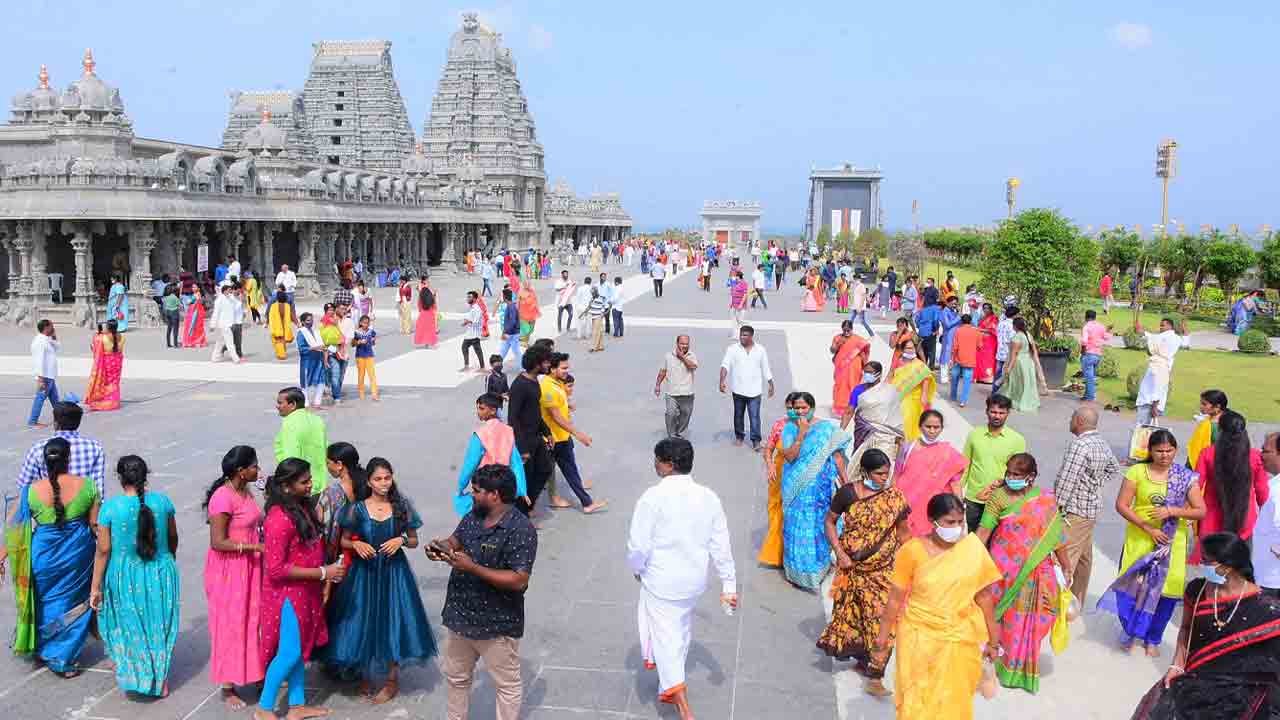 యాదాద్రి.. భక్తజనసంద్రం