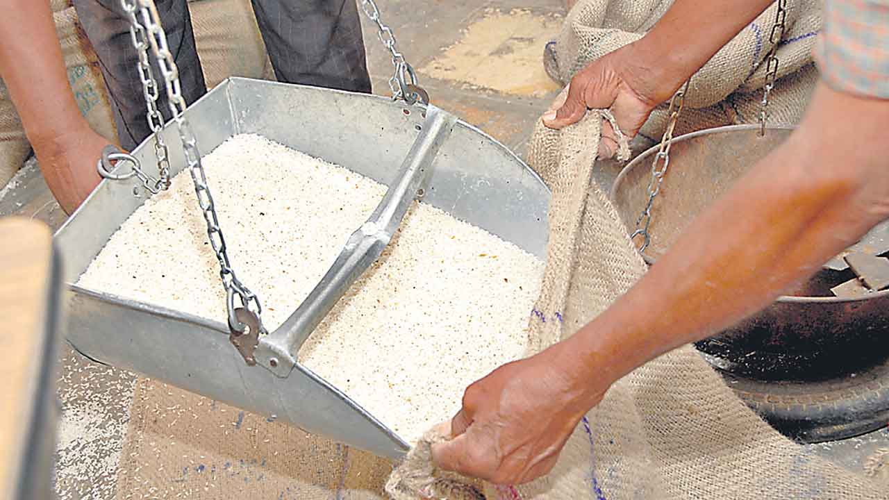 ఈ నెల 15 కిలోల రేషన్‌ బియ్యం