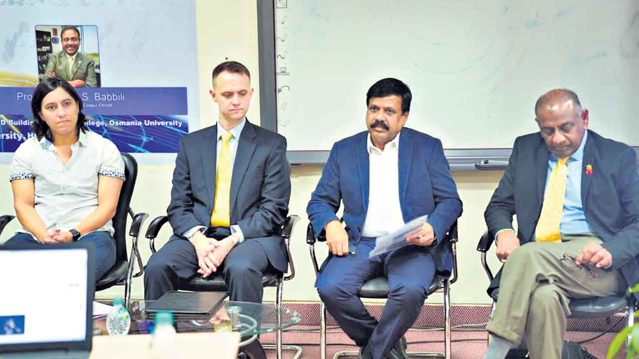 తప్పుడు సమాచారంతో ప్రజాస్వామ్యానికి పెనుముప్పు