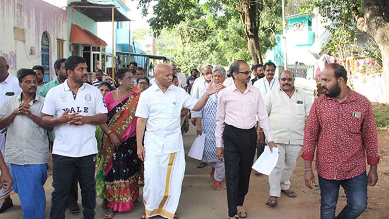 తిరుమలలో తనిఖీలు నిర్వహించిన ఈవో