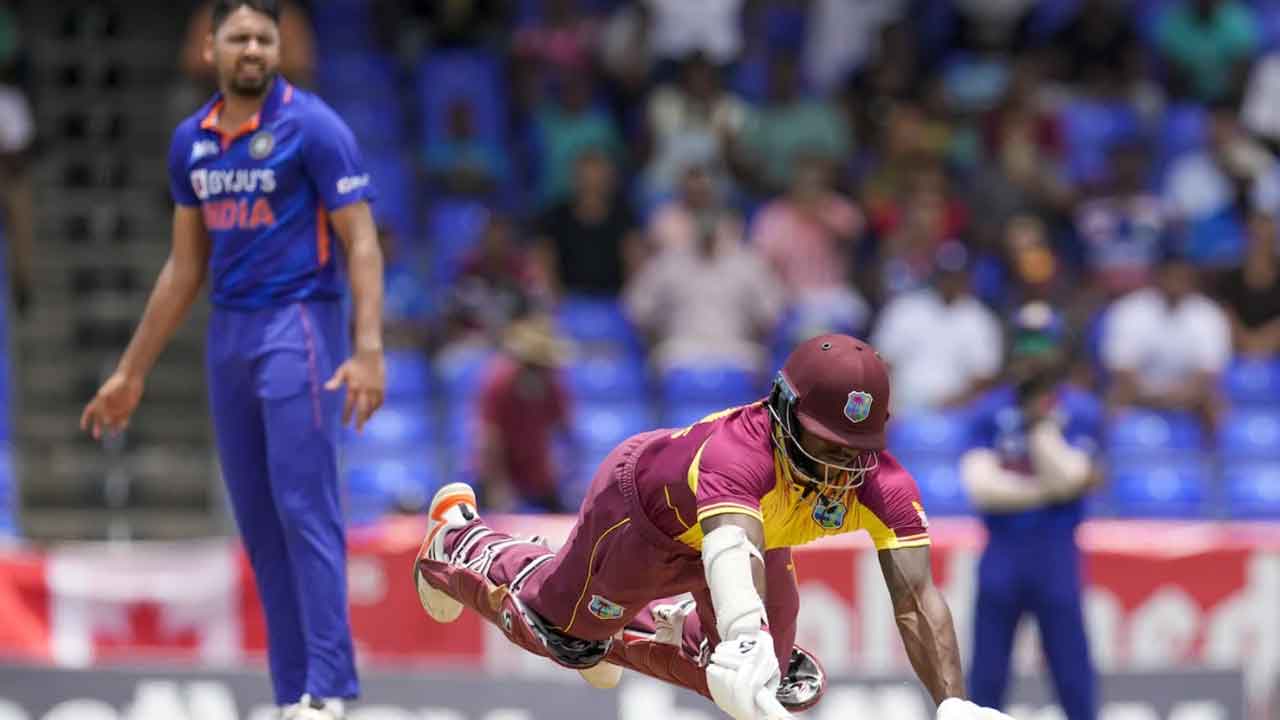 WestIndies Vs India 3rd T-20 | 128 ప‌రుగుల‌ వ‌ద్ద‌ మూడో వికెట్‌.. భువీ బౌలింగ్‌లో క్లే మేయ‌ర్స్ ఔట్‌