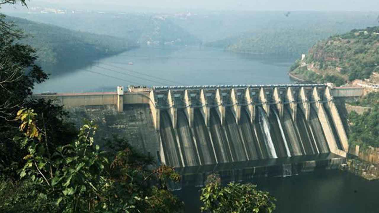 శ్రీశైలం జలాశయానికి కొనసాగుతున్న వరద