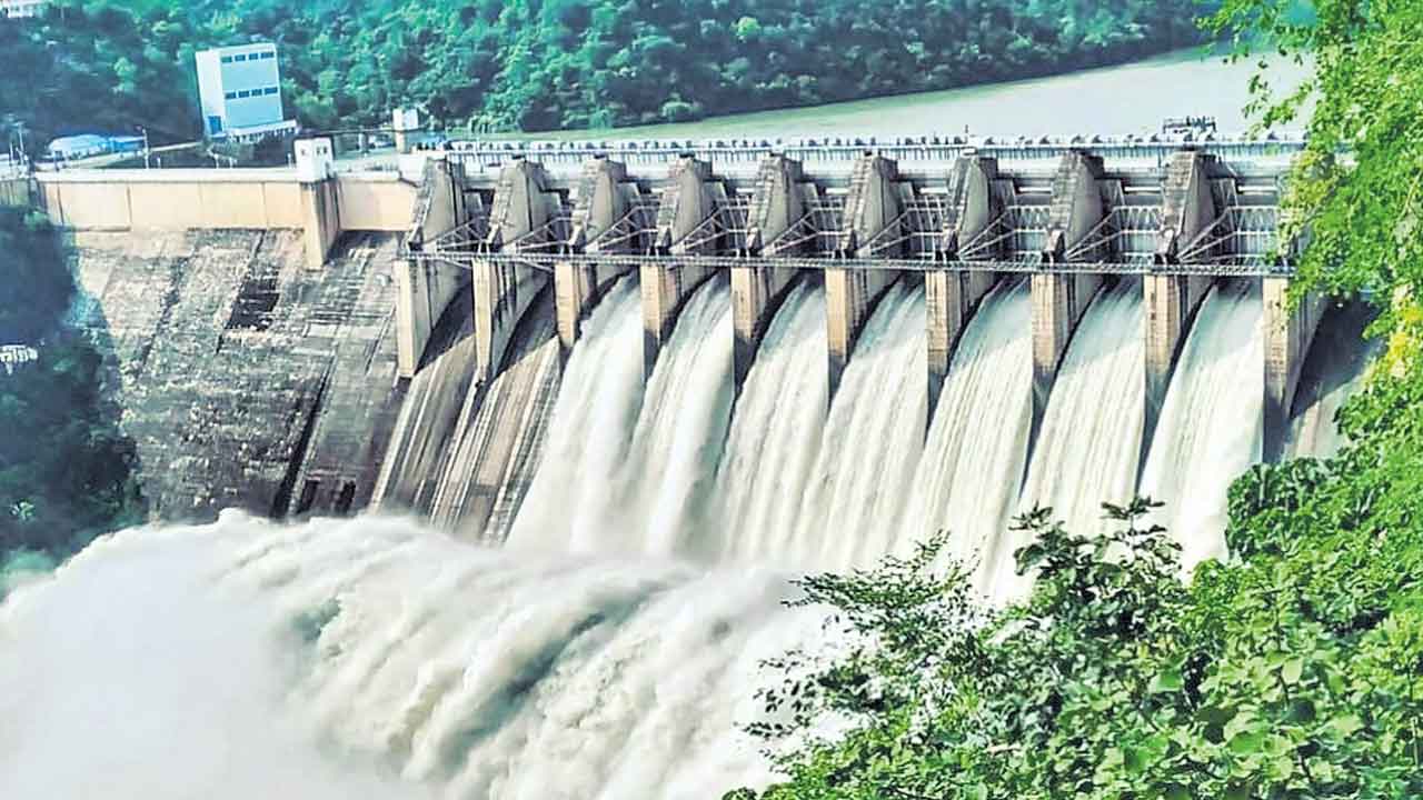 నిండుకుండలా శ్రీశైలం