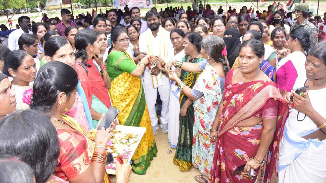 రాఖీతో అభిమానం