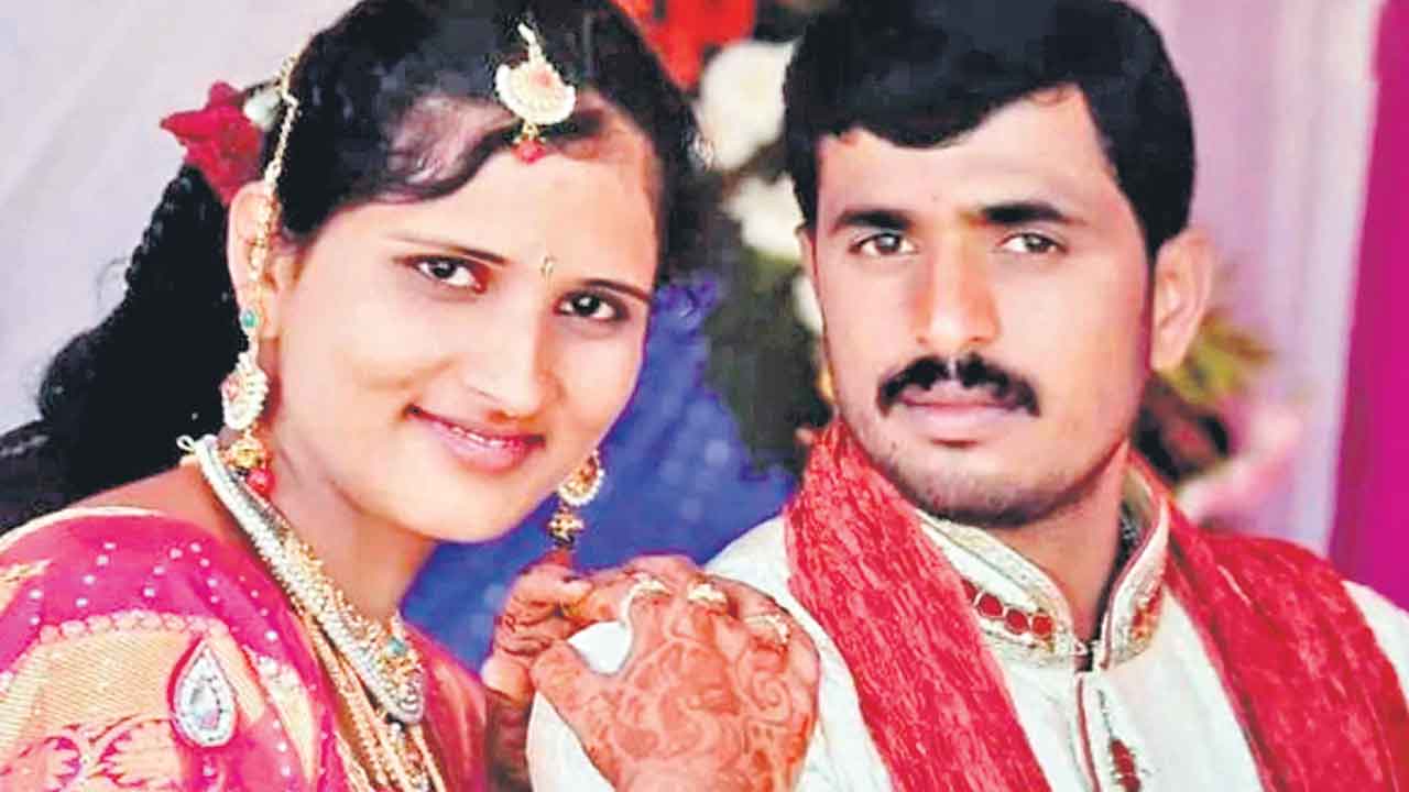 కోర్టు ఆవరణలో భార్య గొంతు కోసేశాడు..