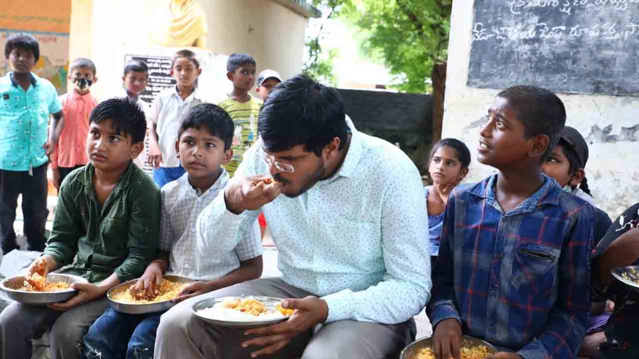 విద్యార్థులతో కలిసి మధ్యాహ్న భోజనం