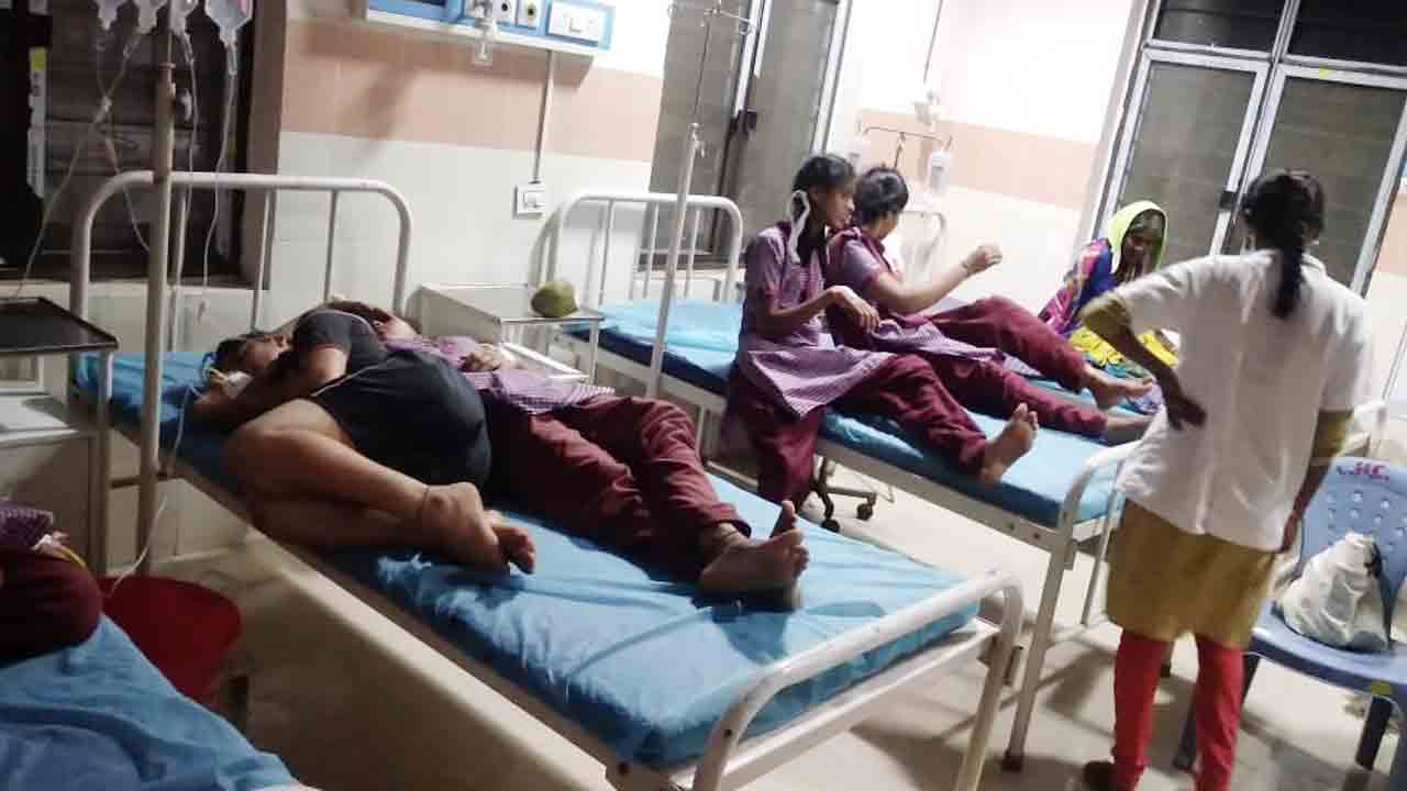 కలుషిత ఆహారం తిని విద్యార్థినులకు అస్వస్థత