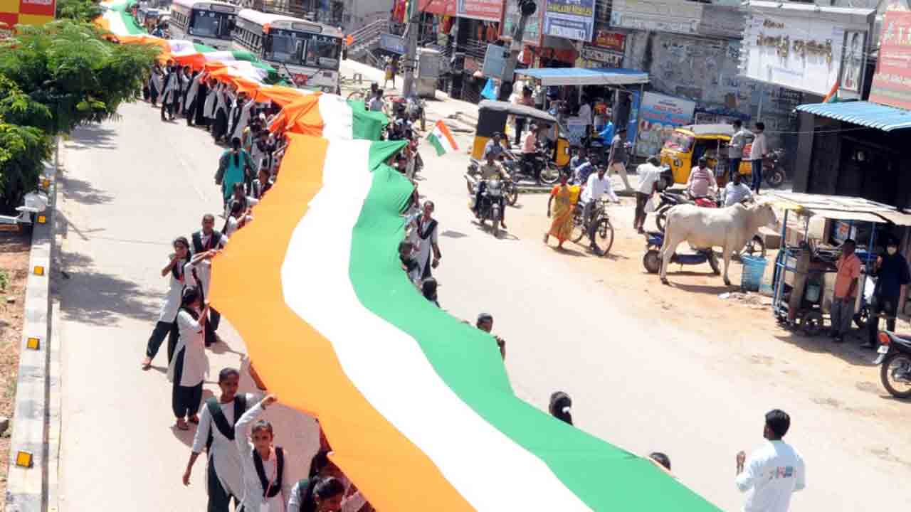 అభివృద్ధి పనుల్లో అలసత్వం వద్దు