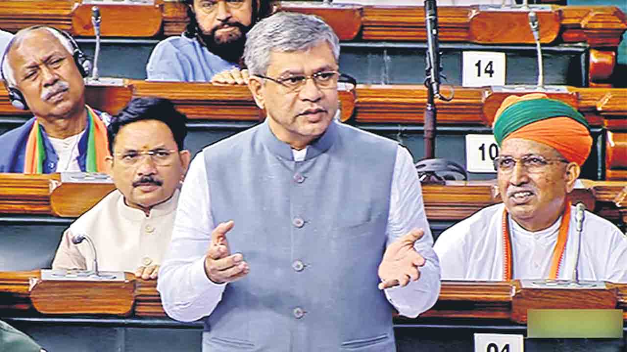 డాటా ప్రొటెక్షన్‌ బిల్లుపై కేంద్రం వెనక్కి