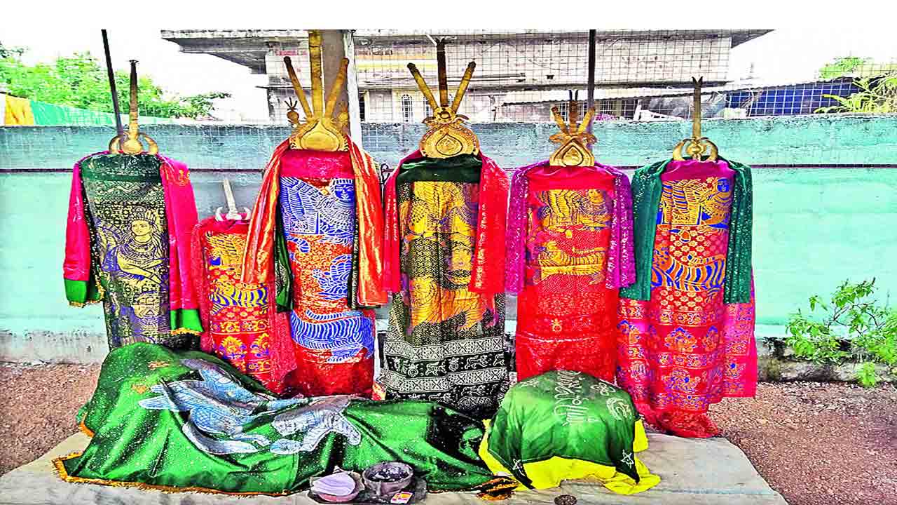 సవార్ల సందడి..పీరమ్మల కొట్టంలో కొలువుదీరిన సవార్లు