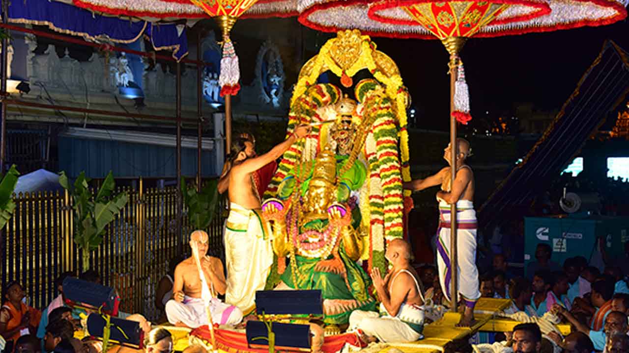 తిరుమలలో వైభవంగా శ్రావణ పౌర్ణమి గరుడ సేవ