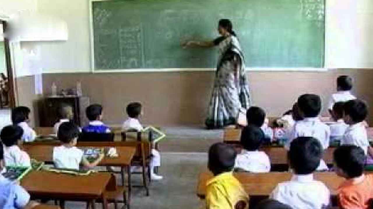 తొలిరోజే సాంకేతిక సమస్యలు.. ఏపీలో ఇబ్బందులు పడ్డ ఉపాధ్యాయులు