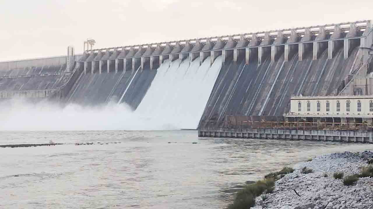 6 క్రస్ట్‌ గేట్ల ద్వారా సాగర్‌ నీటి విడుదల