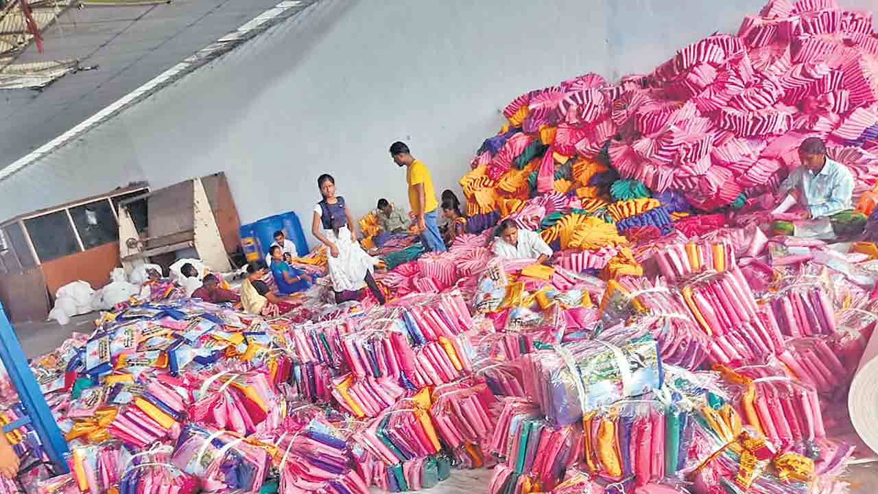 ఆరేండ్లలో ఆడబిడ్డలకు ఉచితంగా 5,79,01,110 బతుకమ్మ చీరలు