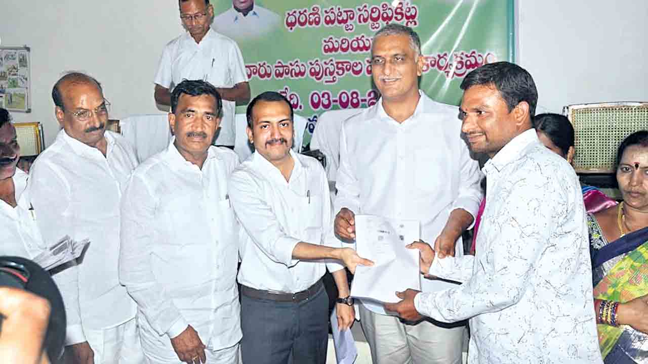 ఢిల్లీలో పొగడ్త.. గల్లీలో రగడ!