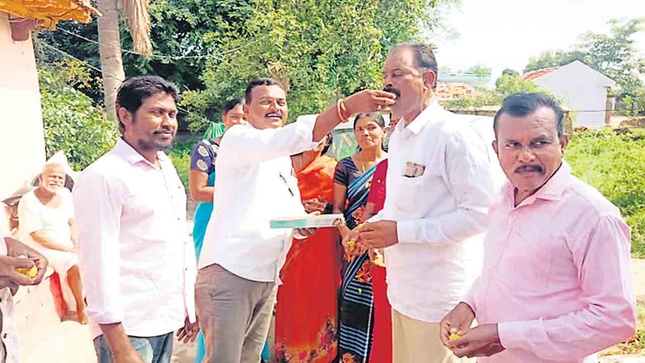 బీజేపీ నేతకు కల్యాణలక్ష్మి చెక్కు