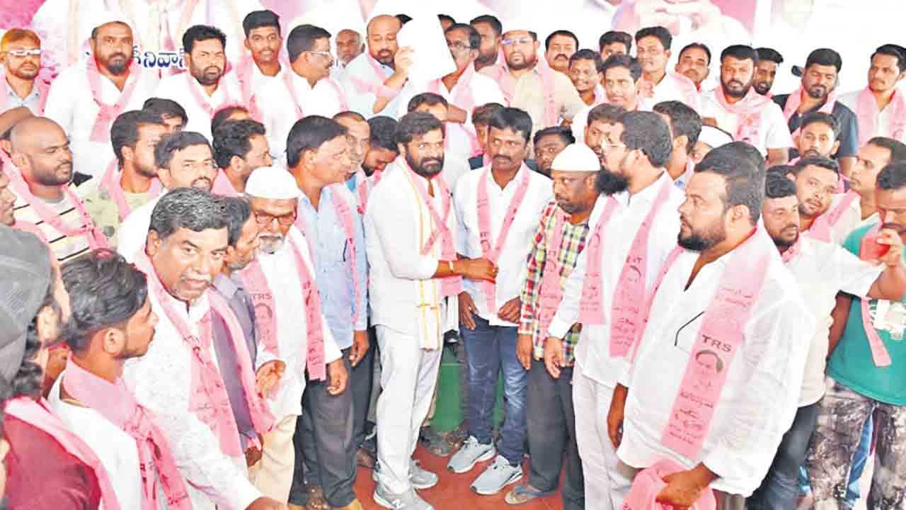 టీఆర్‌ఎస్‌లోకి వెల్లువలా చేరికలు