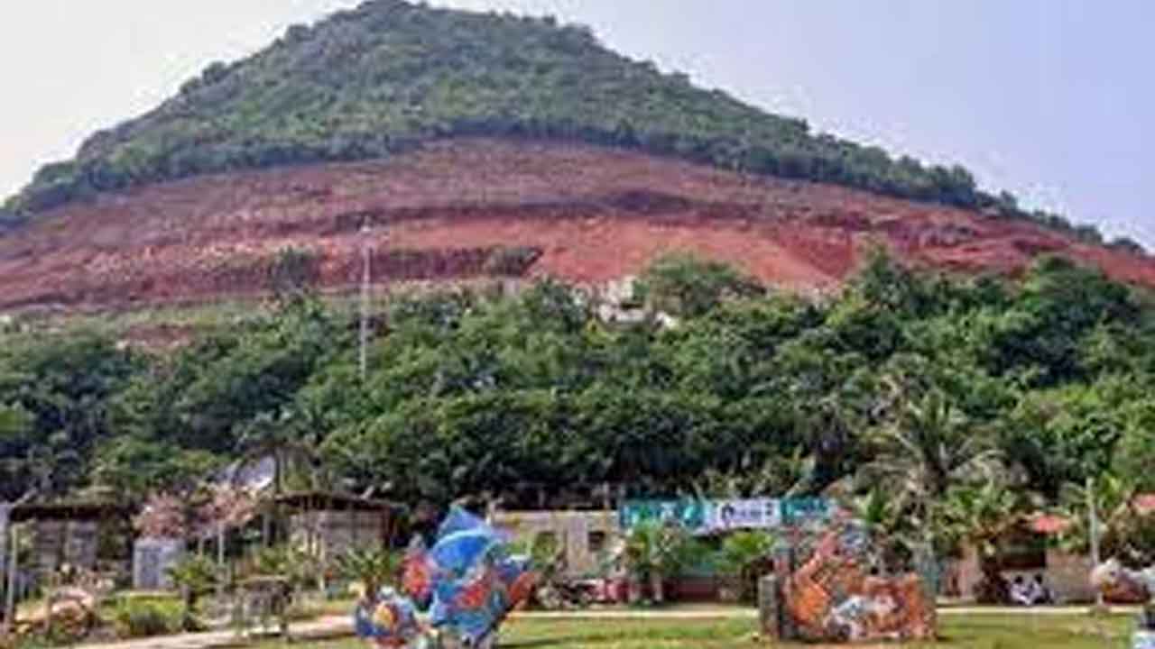 రుషికొండ పరిశీలనకు వెళ్లిన సీపీఐ నేతలను అడ్డుకున్న పోలీసులు