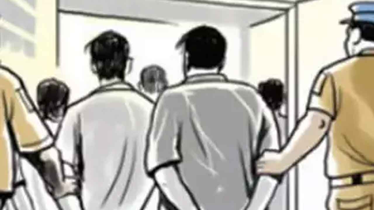పగలు దుప్పట్ల విక్రయం..రాత్రిళ్లు చోరీలు
