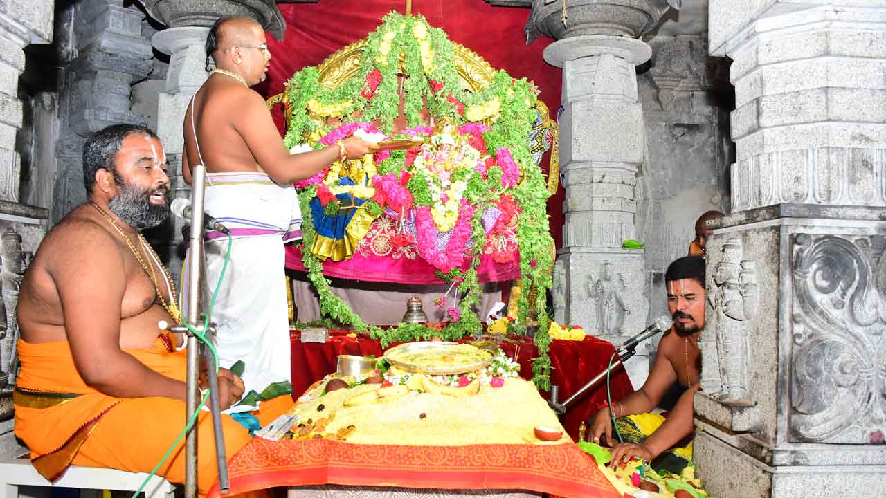 యాదాద్రిలో భక్తుల కోలాహలం