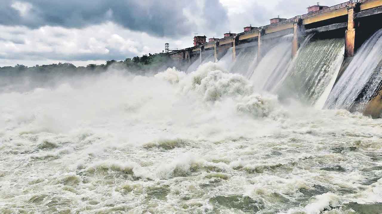 కడెం ప్రాజెక్టును పరిశీలించిన ఈఎన్సీ