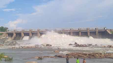 ప్రాజెక్టులకు కొనసాగుతున్న వరద