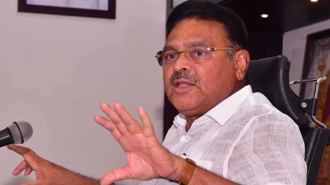 పల్నాడులో మంత్రి అంబటిని నిలదీసిన గ్రామస్థులు