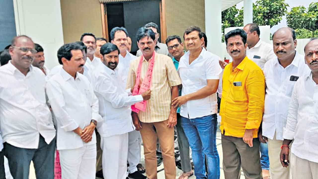 మునుగోడు.. వలసల దూకుడు!