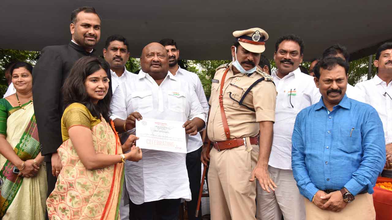 అంబరాన్నంటిన వజ్రోత్సవం