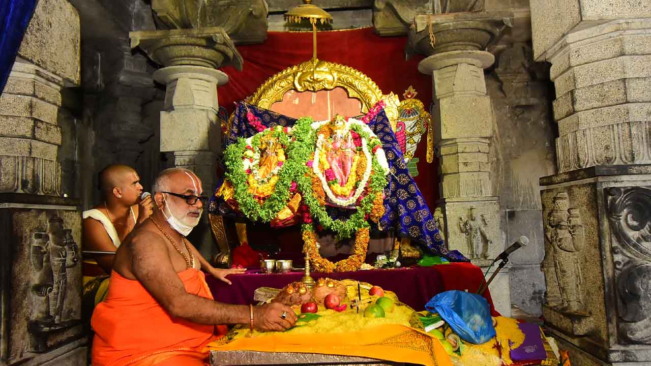 యాదాద్రిలో భక్తజన కోలాహలం