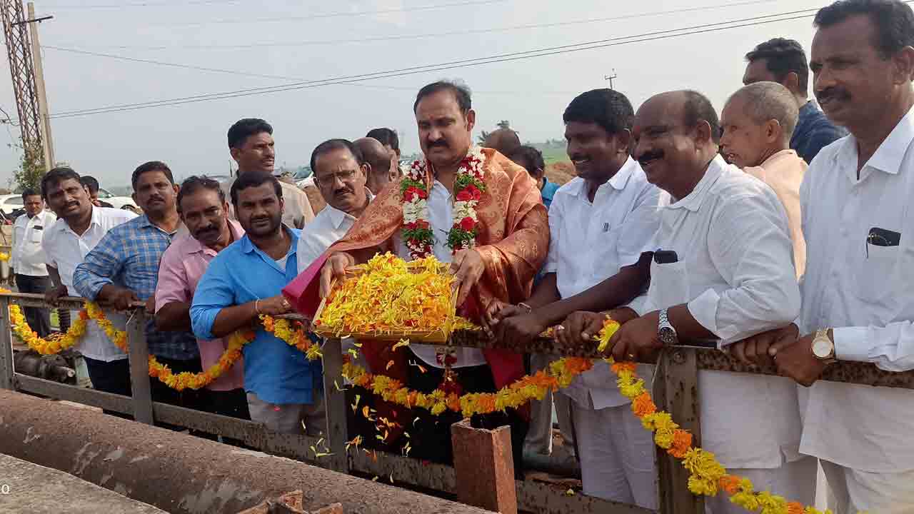 రైతులు అడుగక ముందే సాగునీరు