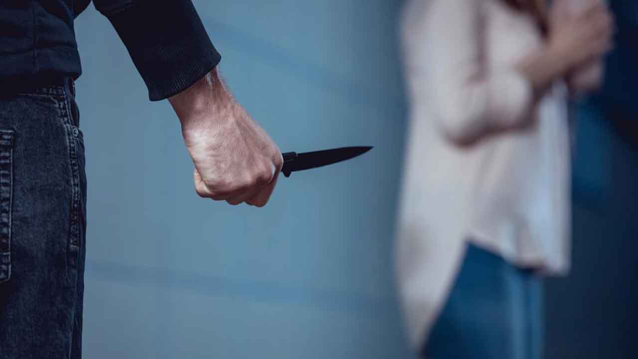 కొరియర్ బాయ్గా వచ్చి.. కత్తి చూపి బెదిరించాడు