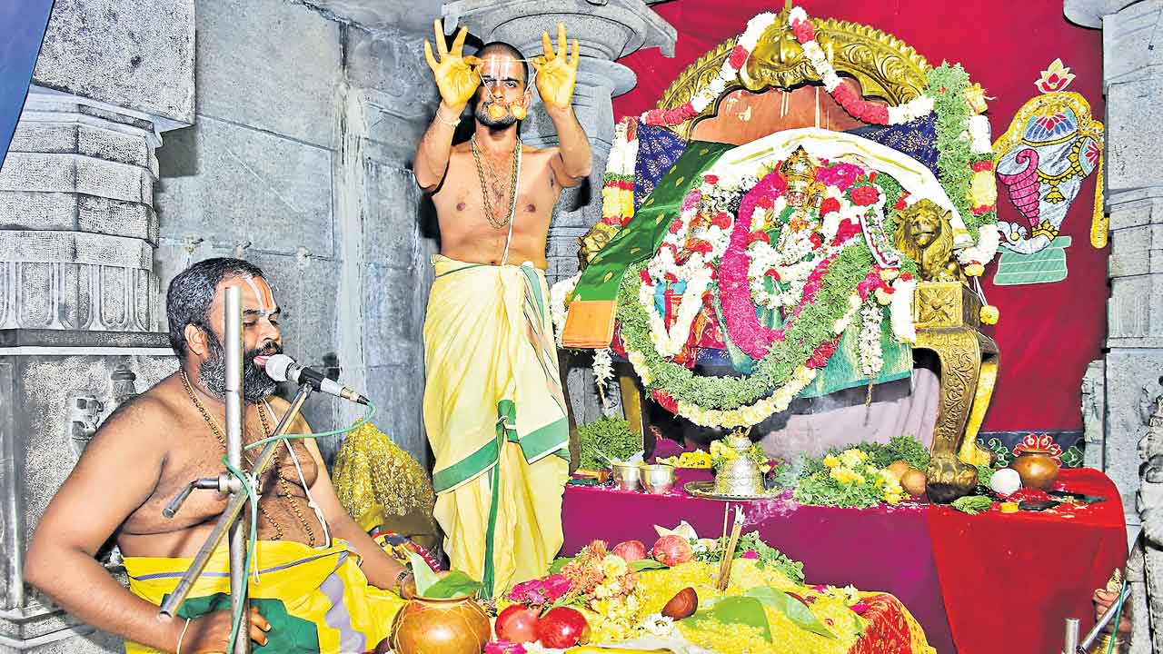 యాదగిరిగుట్టలో భక్తుల సందడి