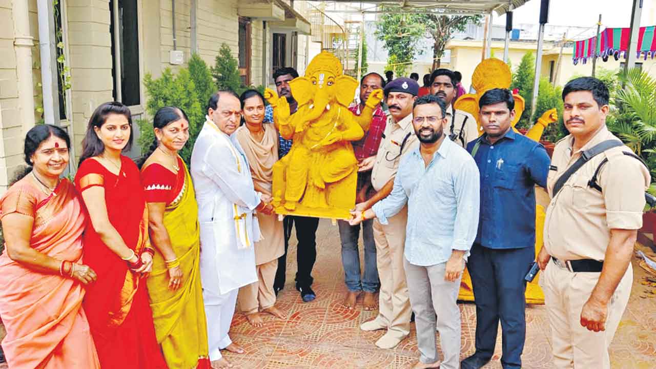 మట్టి వినాయక విగ్రహాల పంపిణీ