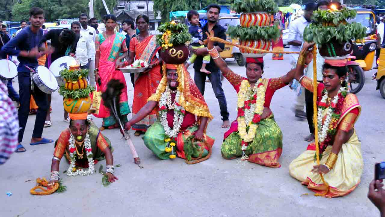 ముత్యాలమ్మకు బోనమెత్తి..