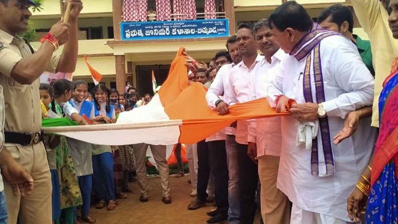 స్వాతంత్య్ర సమరయోధుల స్ఫూర్తితో ముందుకు సాగాలి