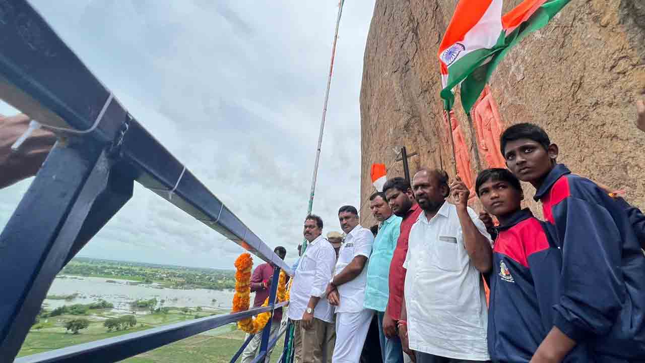 చరిత్రకు సజీవ సాక్ష్యం బొమ్మలమ్మ గుట్ట