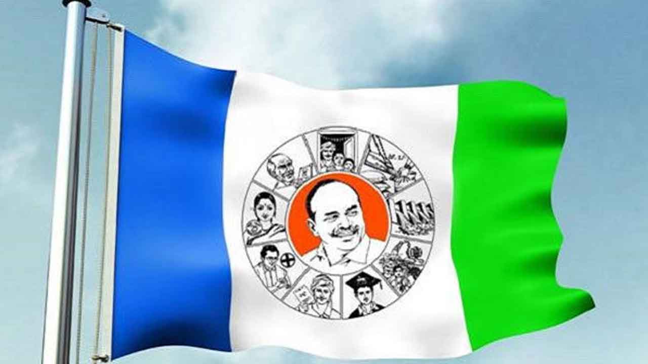 పార్టీ పెద్దలు గౌరవించడం లేదంటూ వైసీపీ జడ్పీటీసీ రాజీనామా