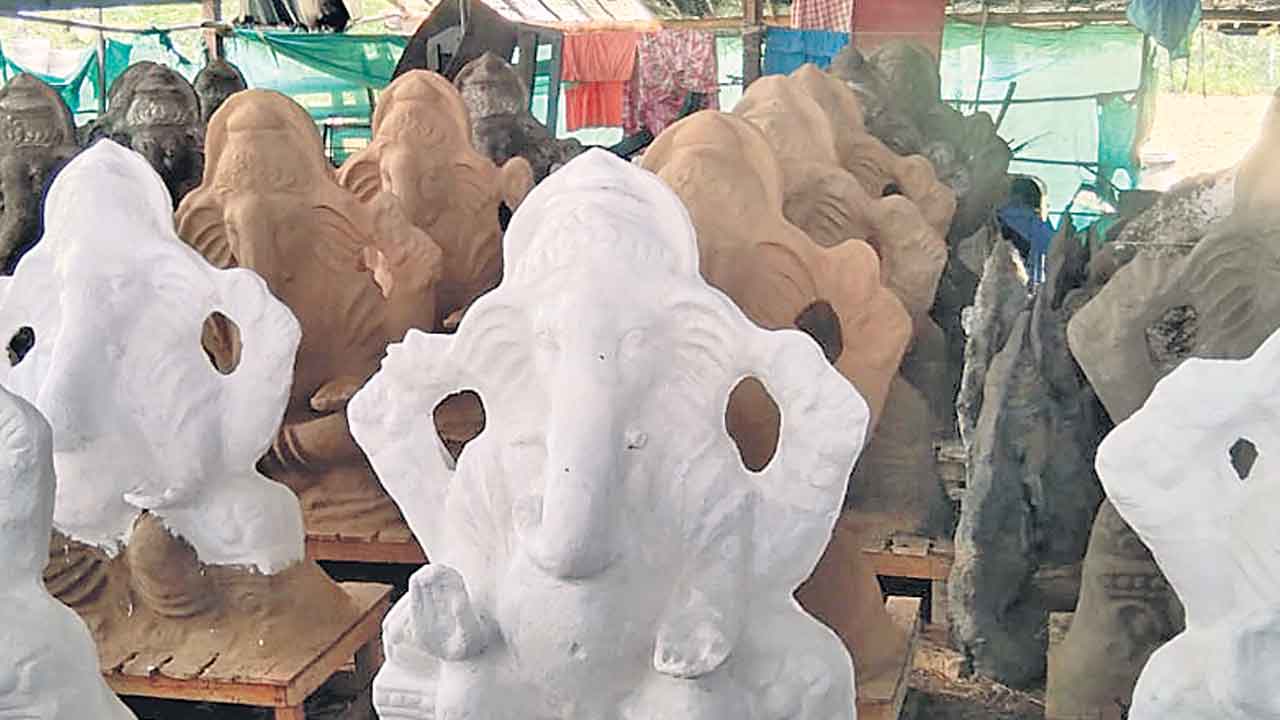 మట్టి వినాయకులు వస్తున్నారు!