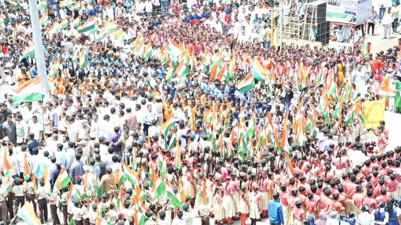 వెల్లివిరిసిన ఉత్సాహం..