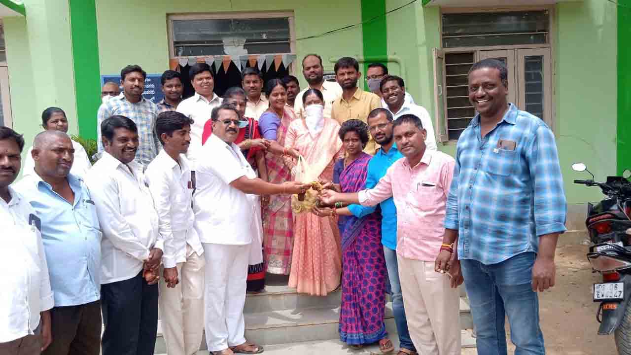 సర్కారు దవాఖానల్లో పండ్లు పంపిణీ