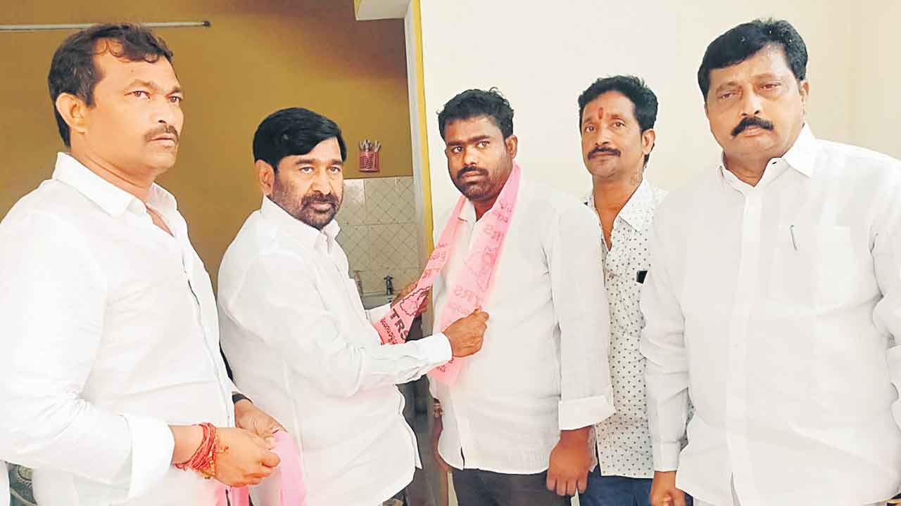 మునుగోడు టీఆర్‌ఎస్‌లోకి వలసల జోరు