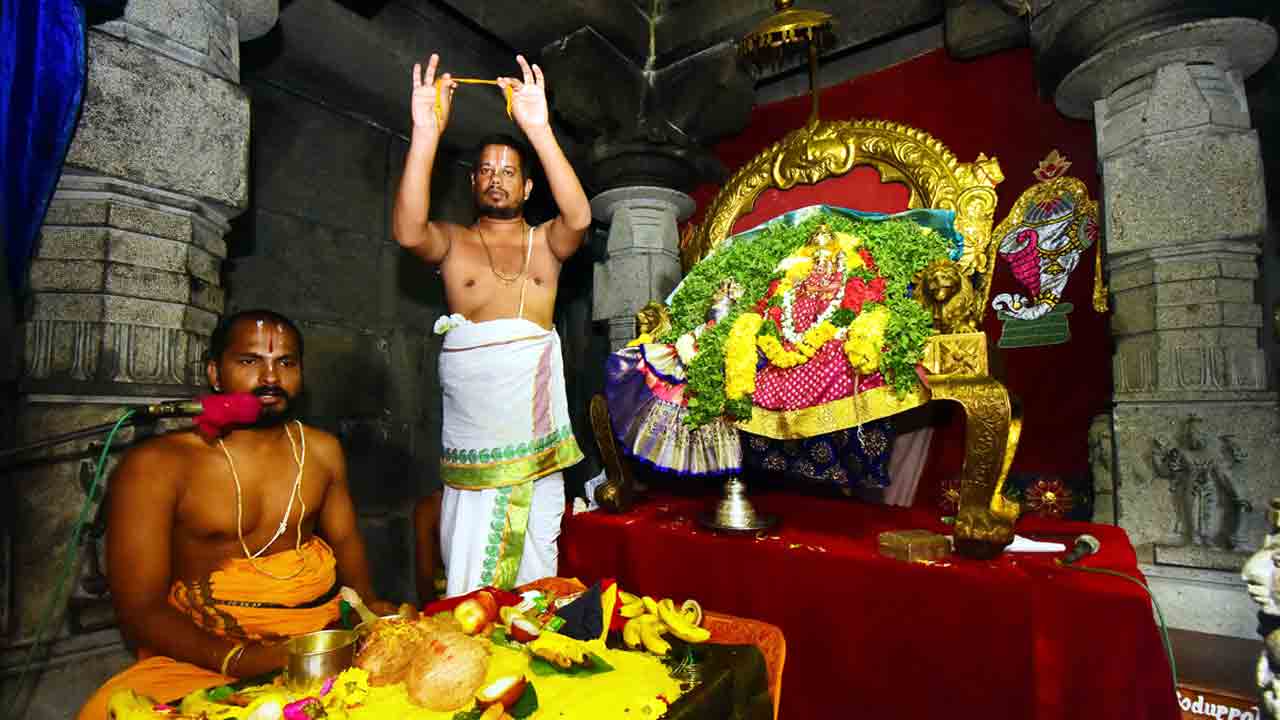 యాదాద్రిలో వైభవంగా నిత్య పూజలు